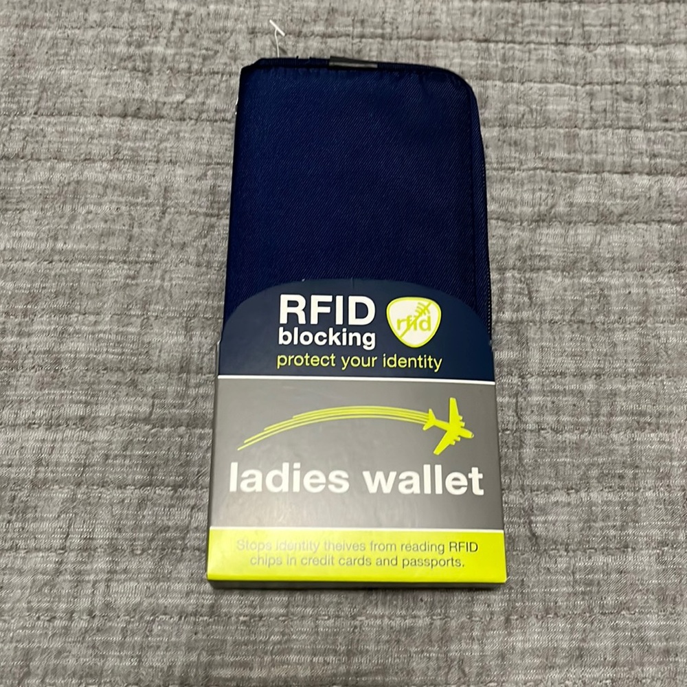 🌻 NWT Travelon RFID wallet